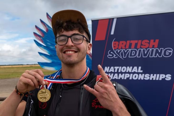 He consecrated a base jump champion in the United Kingdom, beating a world record. He consecrated a base jump champion in the United Kingdom, beating a world record.