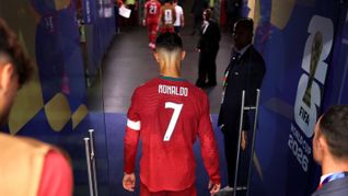 Cristiano Ronaldo deja la cancha luego de la dolorosa derrota ante España que supuso el fin de su historia mundialista. Cristiano Ronaldo deja la cancha luego de la dolorosa derrota ante España que supuso el fin de su historia mundialista.