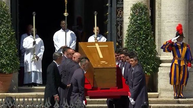 En una parte del rito, sobre el ataúd del papa Francisco se colocó un libro recopilatorio de los cuatro evangelios canónicos,