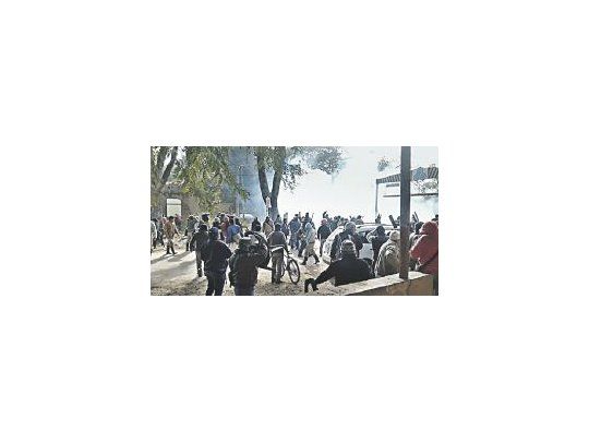 Tensión. Los disturbios, que incluyeron disparos de balas de goma, estallaron cuando los manifestantes intentaron tomar la planta de gas, en el interior del predio.