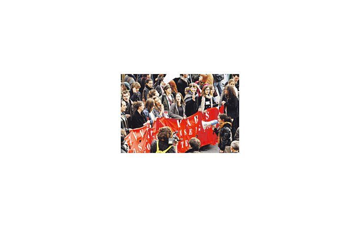 El Parlamento francés completó ayer la sanción de la reforma jubilatoria, con el voto del oficialismo conservador. Las protestas parecen ceder ante el hecho consumado, pero hoy los gremios intentarán fortalecerlas (abajo).