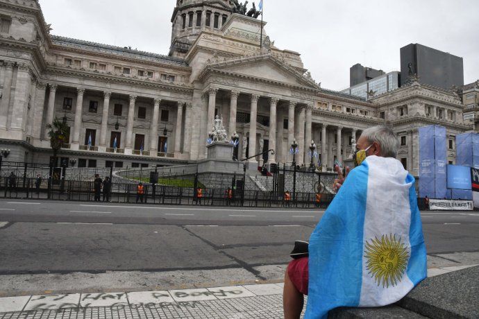 Ante el pedido del jefe del Estado de no manifestarse, debido a la situación epidemiológica por el coronavirus, las movilizaciones que habían sido programadas por las distintas corrientes del Frente de Todos para seguir el mensaje presidencial fueron suspendidas, por lo que las calles aledañas al Palacio Legislativo se encontraban vacías.
