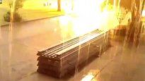 El momento exacto en el que el rayo impacta sobre el joven