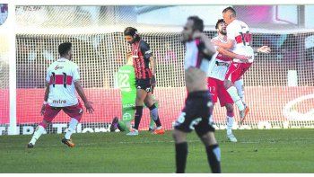 Las dos caras. La felicidad de los jugadores de Morón, mientras que Belluschi (en primer plano) y Angeleri no lo pueden creer.