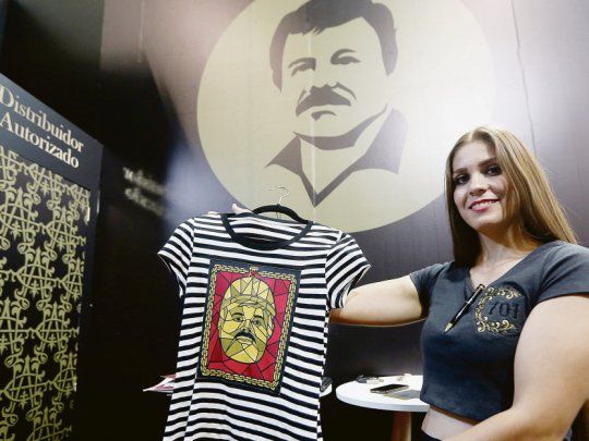Ya es remera. Alejandrina Gisselle Guzmán, dueña de la marca El Chapo 701, muestra una de sus creaciones en un local de Guadalajara.