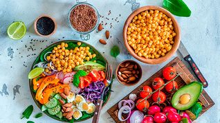 El vegetarianismo es una alimentación basada en plantas, legumbres y otros alimentos que no contiene carne. 