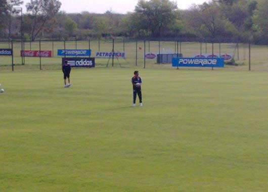 Solitario. Astrada medita, solo, mientras ve a sus jugadores correr.