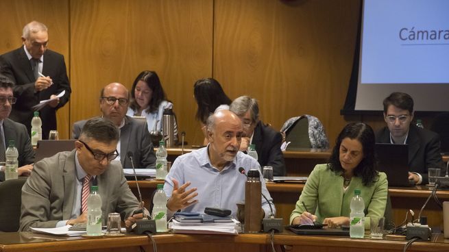 La delegación del Poder Ejecutivo, encabezada por los ministros Pablo Mieres y Azucena Arbeleche, que asistieron a la comisión especial que discute la reforma de la seguridad social.