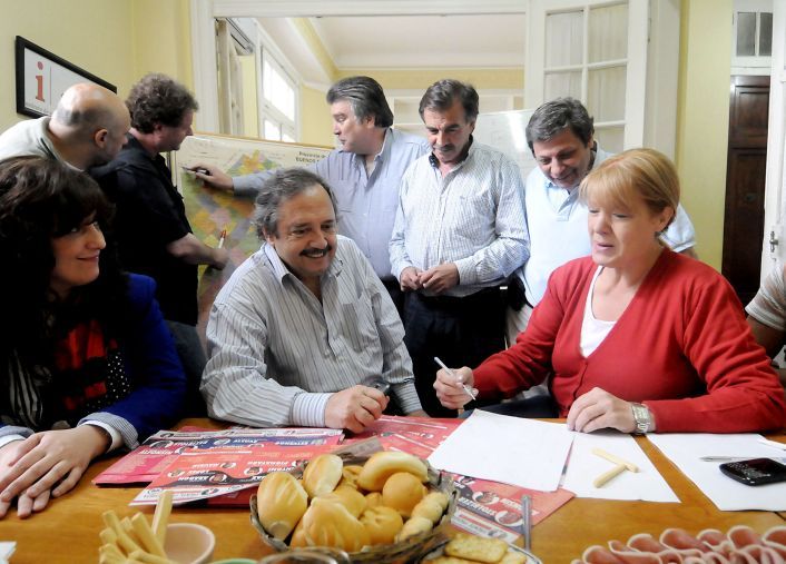 Los candidatos se relajaron antes de la votación (foto 4)