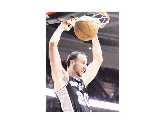 Emanuel Ginóbili desciende de su vuelo, tras depositar el balón en el aro. San Antonio se repuso de su caída ante Menphis y venció a Cleveland.