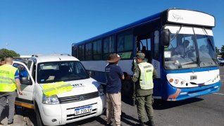 La policía requisa colectivos en el marco del protocolo antipiquetes.&nbsp;