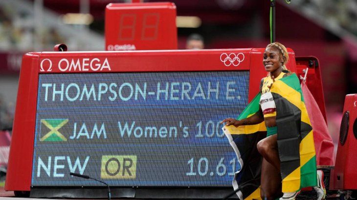 Elaine Thompson-Herah se consagró bicampeona olímpica con récord incluido y celebró con un puñado de gente que había en el estadio de Tokio.