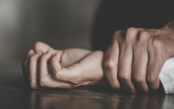 La historia había pasado inadvertida hasta que el jueves la prensa local dio a conocer detalles: los hombres hacían cola delante de la habitación de hotel de la joven, que estaba en estado de ebriedad, esperando su turno para violarla.