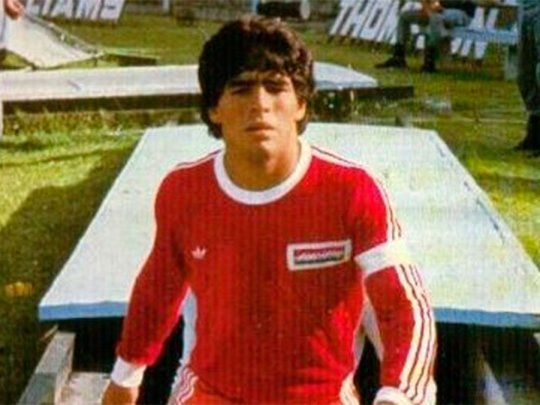 Diego Maradona debuta en la primera división de Argentinos Juniors.