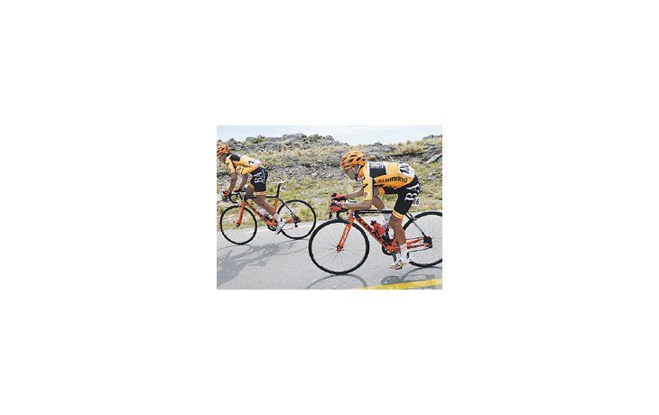 ámbito.com | El Casco Naranja Julián Gaday recuperó el liderazgo en la Meta Sprint al salir segundo detrás de su compañero de equipo Juan Curuchet.