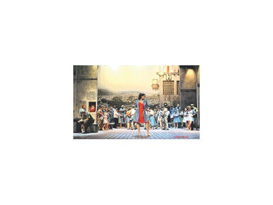 Adriana Mastrángelo se devora el escenario en su torrencial Carmen, que se representa según la versión original de «ópera comique», es decir, con parlamentos.