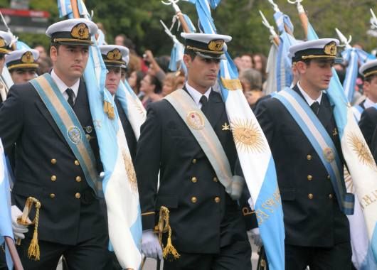 Una multitud acompañó el desfile histórico militar en la 9 de Julio (foto 1)