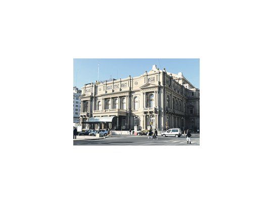 Lejos de descomprimirse, la situación en el Colón se agrava. ATE había anunciado a fin de año que «seguramente no comenzará la temporada 2011». El Gobierno de la Ciudad querellaría ahora a representantes de ese gremio por daños y perjuicios.