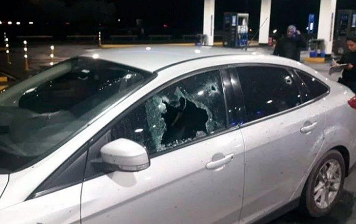 Así quedó el auto de Valdés tras ser baleado.