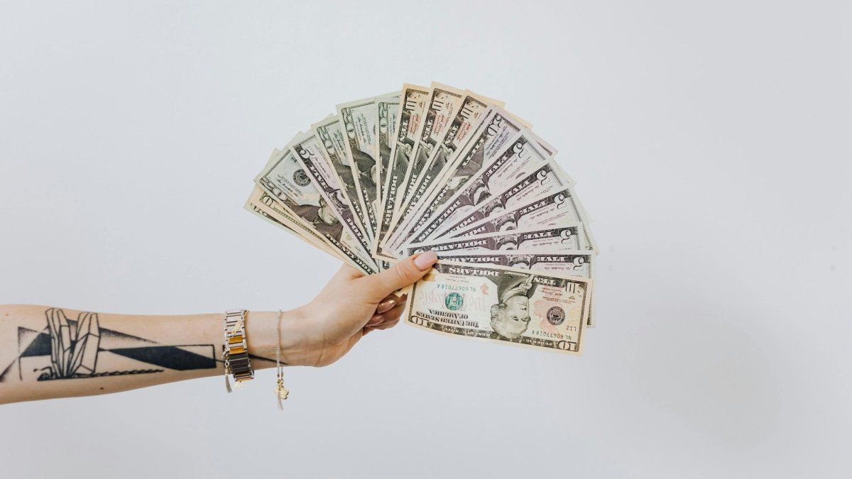 Ahorro en d�lares: la sencilla regla que utilizan los millonarios para potenciar su fortuna