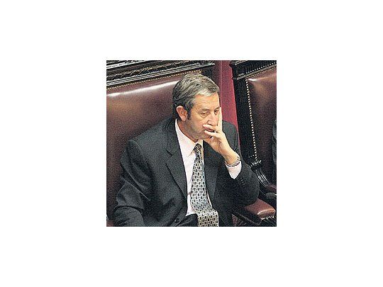 Julio Cobos votó el jueves pasado contra el proyecto kirchnerista de retenciones móviles. Ahora planea un operativo para restablecer el diálogo con Cristina de Kirchner a través de gobernadores radicales.