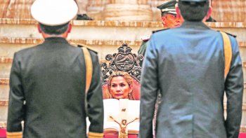 S&Iacute;MBOLOS. La autoproclamada Jeanine &Aacute;&ntilde;ez nombro ayer a la nueva c&uacute;pula de las Fuerzas Armadas. Hasta ahora, solo fue reconocida como presidenta de Bolivia por Brasil.