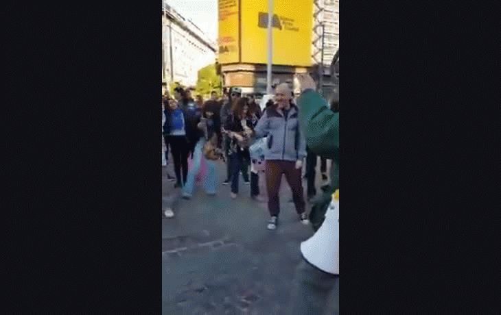poco serio: realizaron una quema de barbijos en el obelisco