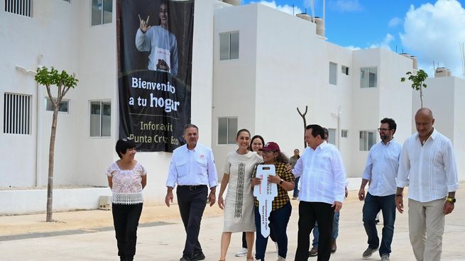 Sheinbaum Pardo y el titular del INFONAVIT, Octavio Romero Oropeza, encabezan el corte de listón y recorrido en el desarrollo habitacional Infonavit Punta Cruz Eco en Umán, Yucatán.