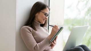 No todo el mundo escribe en silencio: algunas personas repiten palabras en voz alta mientras buscan la mejor manera de expresar lo que piensan.