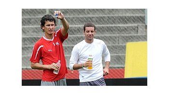 Hilario Navarro sufrió una luxación en su dedo anular derecho y será reemplazado por Adrián Gabbarini o Fabián Assmann.