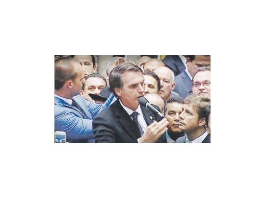 El diputado ultraderechista Jair Bolsonaro, al votar el domingo por el juicio político a Dilma Rousseff. Dijo, mencionando a un militar ampliamente acusado de torturas: “Por la memoria del coronel Carlos Alberto Brilhante Ustra, el pavor de Dilma Rousseff, ¡mi voto es sí!”.