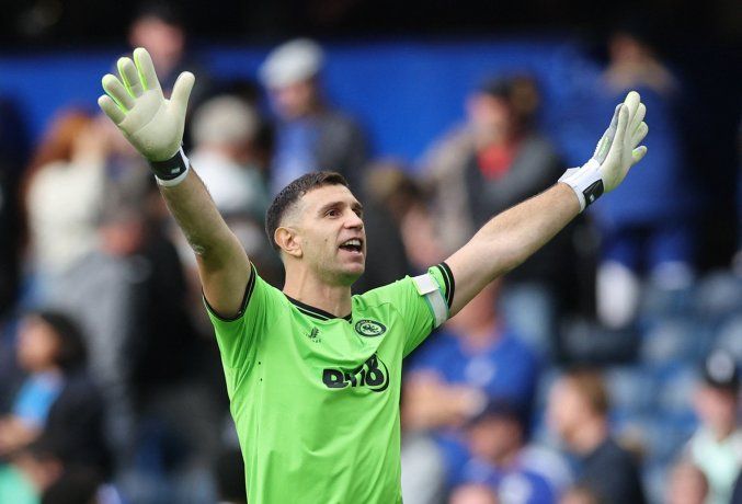 Emiliano Martínez volvió a ser la figura de Aston Villa por sus atajadas en Ámsterdam ante Ajax. 