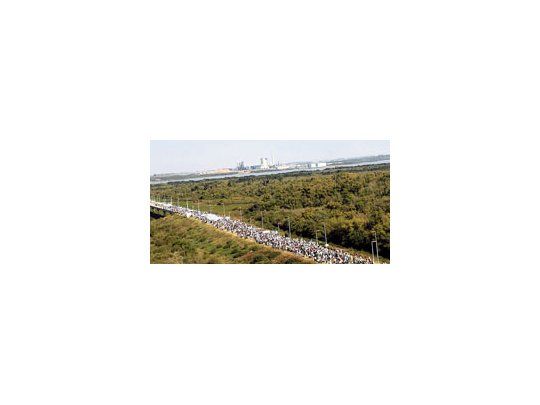 Entre los miles de personas que marcharon hacia el puente asistieron el vicegobernador, Eduardo Lauritto; el ex mandatario Jorge Busti, y senadores y diputados nacionales.