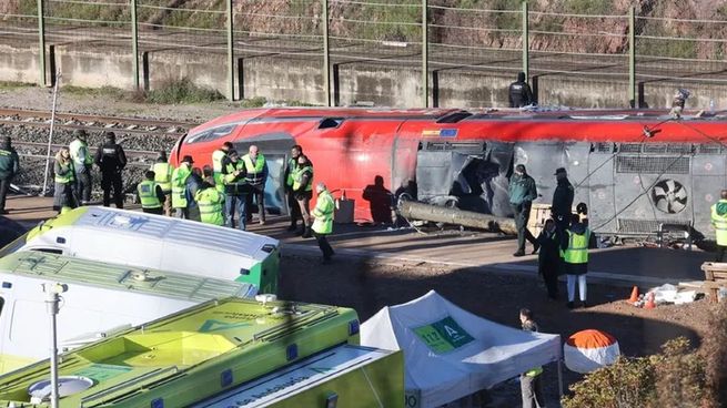 Una de las formaciones descarrilló y fue impactada por el tren que venía en dirección opuesta. Hay más de 150 heridos.