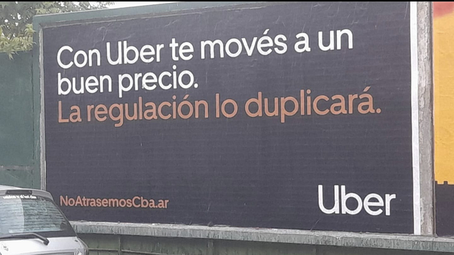 Afiches de Uber contra la ley en Córdona. El reclamo de sindicatos, taxistas y remiseros se mantiene firme: que Uber cumpla las reglas como todos.