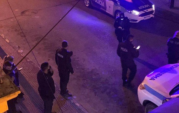 El comandante principal no tuvo posibilidad de reacción y quedó tendido en el suelo sin signos vitales y con su rodado al lado.