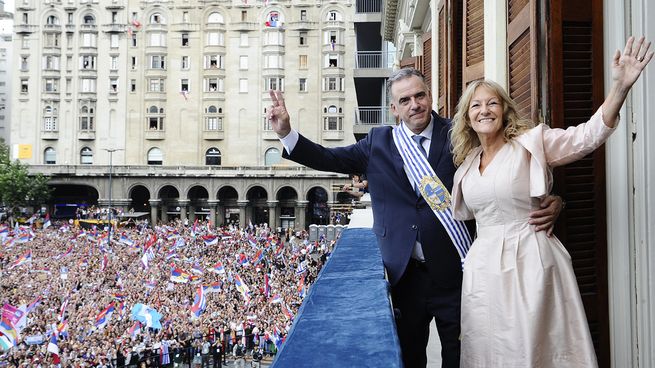 La Plaza Independencia se volvió a teñir con los colores del Frente Amplio tras la asunción presidencial.