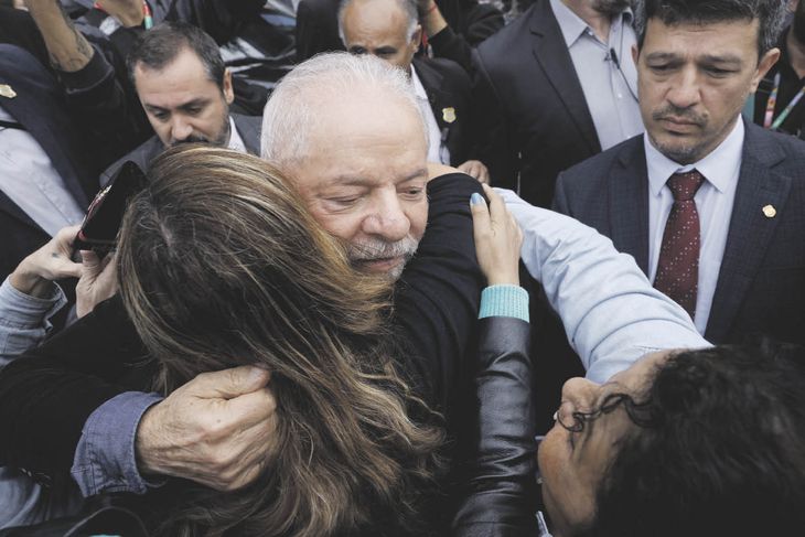 Amor sin barreras. Luiz Inácio Lula da Silva encuentra por doquier manifestaciones de agradecimiento de muchos brasileños que salieron de la pobreza durante sus gobiernos. Ayer, cuando fue a votar, no fue la excepción.