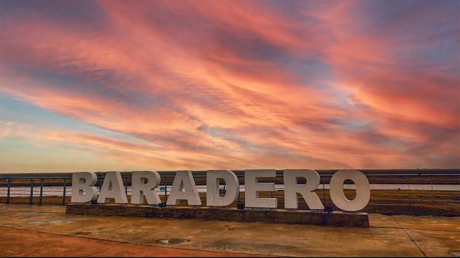 Baradero combina historia colonial, paisajes junto al río Paraná y una fuerte identidad local que lo convierte en un clásico del turismo bonaerense.