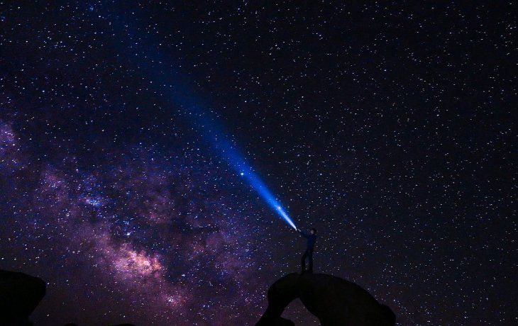 Cada 16 días llegan a la Tierra señales de la galaxia&nbsp;SDSS J015800.28+654253.0.