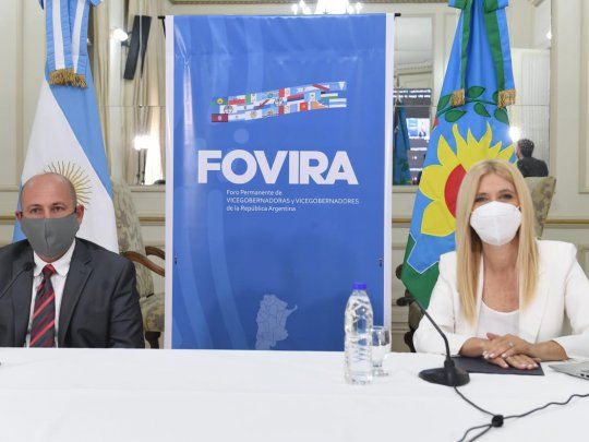 La vicegobernadora de Buenos Aires, Verónica Magario, junto a su par de la provincia de Chubut, Ricardo Sastre.