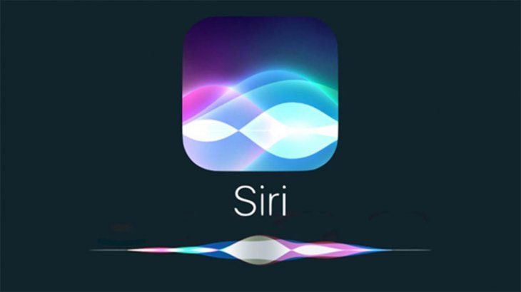 Siri es uno de los asistentes virtuales con rasgos similares a los femeninos.