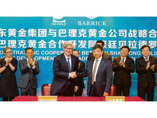 Saludo. Los presidentes de Barrick Gold y de Shandong, juntos en ocasión de la firma del acuerdo por Veladero, el año pasado.