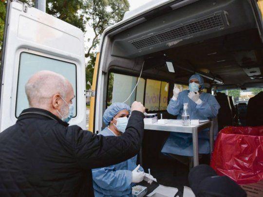 PCR. Horacio Rodríguez Larreta en Plaza San Martín visitó la unidad de testeo móvil de la Comuna 1, destinada a quienes están en contacto o conviven con personas de riesgo.