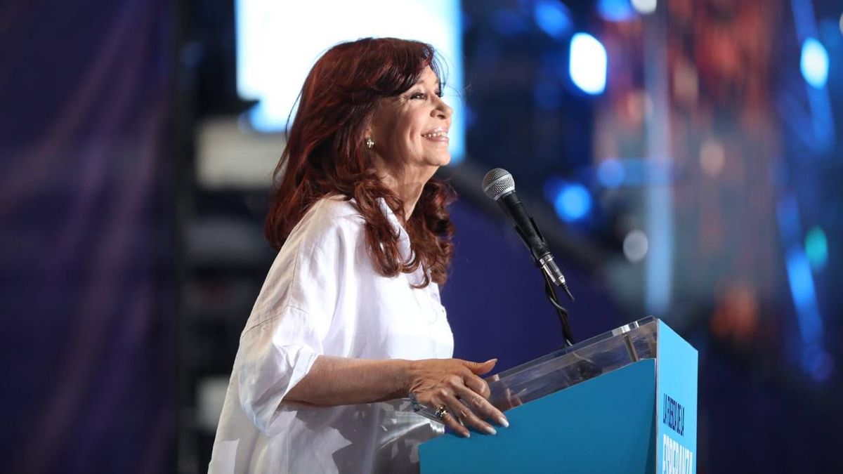 Denuncian a Cristina Kirchner por ir en el helicóptero presidencial al acto en La Plata