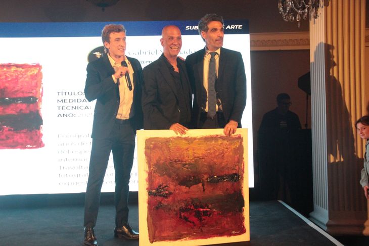 Subasta de arte: entrega de una obra de Gabriel Machado