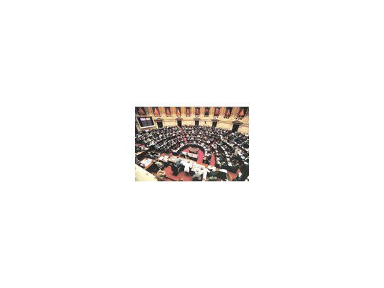 Récord de 47 oradores en Senado para votar facultades a Cavallo