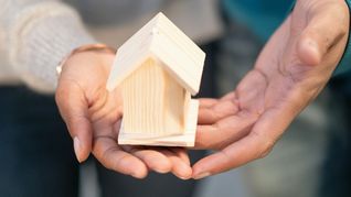 Donar una propiedad en vida permite ordenar el patrimonio familiar, reducir costos y evitar conflictos futuros, con reglas claras que varían según la jurisdicción Donar una propiedad en vida permite ordenar el patrimonio familiar, reducir costos y evitar conflictos futuros, con reglas claras que varían según la jurisdicción