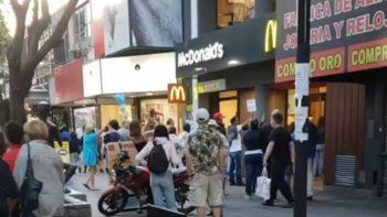 antivacunas intentaron ingresar a la fuerza a un local de comidas rapidas en quilmes y agredieron a los empleados