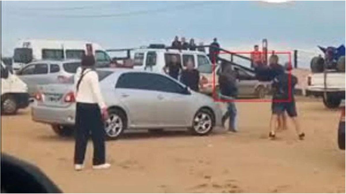 To the pineapples in Villa Gesell: a tourist and a cloth hit each other on the beach